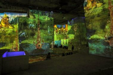 Les Baux, Fransa - 26 Haziran 2017: Fantastik ve harika bir dünya, Bosch, Brueghel ve Arcimboldo. Gösterinin yaklaşık 30 dakika sürer ve Carrires de Lumires 7000 m2 bir alan üzerinde görüntülenen 2000'den fazla dijital görüntüleri içeren