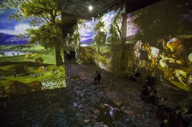 Les Baux, Fransa - 26 Haziran 2017: Fantastik ve harika bir dünya, Bosch, Brueghel ve Arcimboldo. Gösterinin yaklaşık 30 dakika sürer ve Carrires de Lumires 7000 m2 bir alan üzerinde görüntülenen 2000'den fazla dijital görüntüleri içeren 