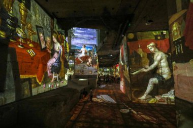 Les Baux, Fransa - 26 Haziran 2017: Fantastik ve harika bir dünya, Bosch, Brueghel ve Arcimboldo. Gösterinin yaklaşık 30 dakika sürer ve Carrires de Lumires 7000 m2 bir alan üzerinde görüntülenen 2000'den fazla dijital görüntüleri içeren 