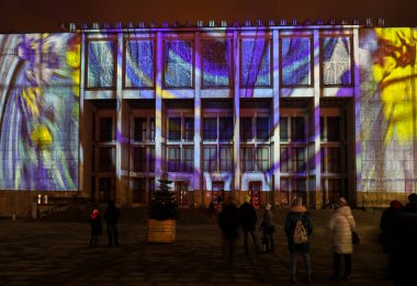 Cracow, Polonya - 3 Şubat 2018: Stanislaw Wyspianski 'nin resminden esinlenen Ulusal Müze cephesinin haritası. Krakow, Polonya