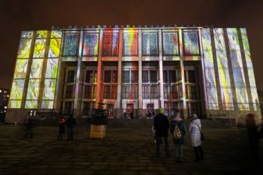 Cracow, Polonya - 3 Şubat 2018: Stanislaw Wyspianski 'nin resminden esinlenen Ulusal Müze cephesinin haritası. Krakow, Polonya