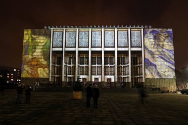 Cracow, Polonya - 3 Şubat 2018: Stanislaw Wyspianski 'nin resminden esinlenen Ulusal Müze cephesinin haritası. Krakow, Polonya