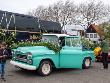 Noordwijkerhout, Hollanda - 21 Nisan 2017: Platform ile Lale ve sümbül sırasında geleneksel çiçek geçit törenini Bloemencorso Noordwijk üzerinden Hollanda'da Haarlem. 