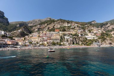 Positano, İtalya - 13 Haziran 2017: İnsanlar güneşli bir günde Positano plajda Amalfi Coast bölgesinde Campania, İtalya dinlenme 