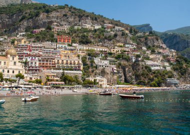 Positano, İtalya - 13 Haziran 2017: İnsanlar güneşli bir günde Positano plajda Amalfi Coast bölgesinde Campania, İtalya dinlenme 