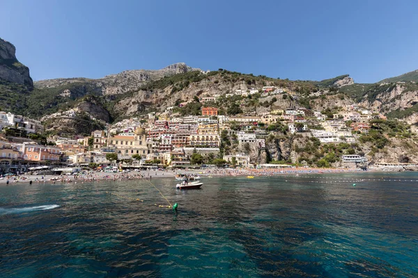 Positano Itália Junho 2017 Pessoas Descansam Dia Ensolarado Praia Positano — Fotografia de Stock