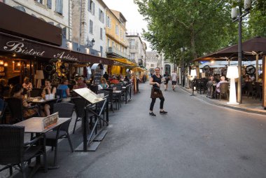 Arles, Fransa - 26 Haziran 2017: Place du Forum, Arles, Provence, Fransa'da bir kafede oturan insanlar.