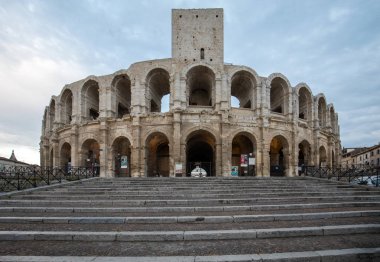 Arles, Fransa - 26 Haziran 2017: Roman Amphitheater Arles eski şehir ' Provence'de Güney Fransa.