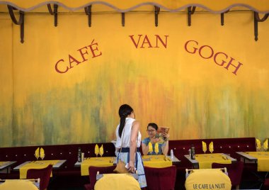 Arles, Fransa - 27 Haziran 2017: Cafe Van Gogh Arles Place du forum. Provence, Fransa. Bu Vincent van Gogh'un 1888 yılında boyalı ve şu anda bir dönüm noktası turistik aynı Cafe teras mevcuttur.