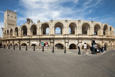 Arles, Fransa - 27 Haziran 2017: Roman Amphitheater Arles eski şehir ' Provence'de Güney Fransa.