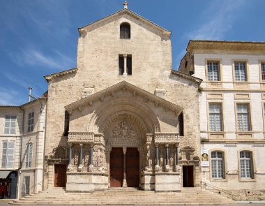  Arles, Fransa 'daki Saint Trophime Katedrali' nin batı cephesi. Bouches-du-Rhone, Fransa