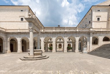 Montecassino, İtalya - 17 Haziran 2017: Sarnıç Cloister Bramante, Montecassino Benedictine abbey içinde. İtalya