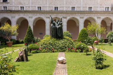 Montecassino, İtalya - 17 Haziran 2017: Giriş manastır Monte Cassino Abbey ve Aziz Benedict heykelinin ölüm. İtalya