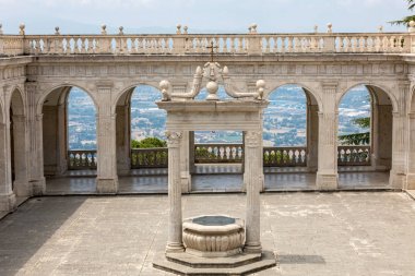 Montecassino, İtalya - 17 Haziran 2017: Sarnıç Cloister Bramante, Montecassino Benedictine abbey içinde. İtalya