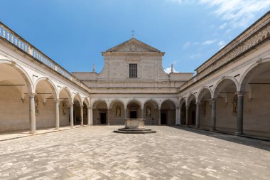 Montecassino, İtalya - 17 Haziran 2017: Cloister Benedictine abbey Montecassino. İtalya