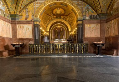 Montecassino, İtalya - 17 Haziran 2017: Crypt içinde Monte Cassino Abbey'de bazilika Katedrali. İtalya