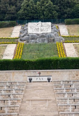 Montecassino, İtalya - 17 Haziran 2017: Lehçe savaş Mezarlığı'nda Monte Cassino - 19 Mayıs 1944 11 Monte Cassino savaşta ölen Polonyalı asker bir mezarlık. İtalya