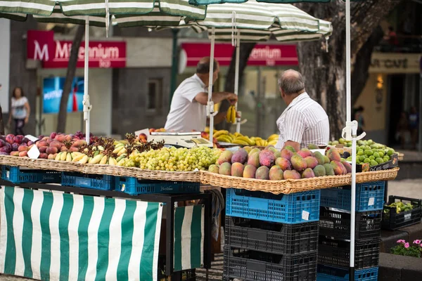 Funchal Portugal September 2016 Mannen Omgaan Met Vers Fruit Straat — Stockfoto