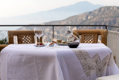 Napoli körfezindeki villasının ve Vesuvius bakan terasta yemek tablo için hazır. Sorrento. İtalya