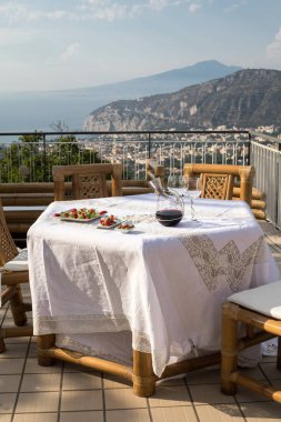 Napoli körfezindeki villasının ve Vesuvius bakan terasta yemek tablo için hazır. Sorrento. İtalya