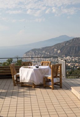 Napoli körfezindeki villasının ve Vesuvius bakan terasta yemek tablo için hazır. Sorrento. İtalya