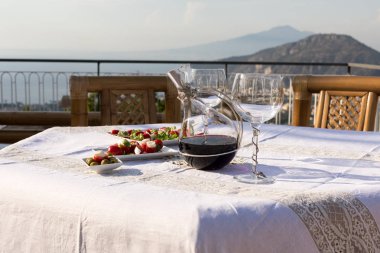 Napoli körfezindeki villasının ve Vesuvius bakan terasta yemek tablo için hazır. Sorrento. İtalya
