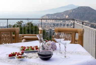 Napoli körfezindeki villasının ve Vesuvius bakan terasta yemek tablo için hazır. Sorrento. İtalya