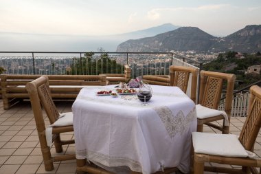 Napoli körfezindeki villasının ve Vesuvius bakan terasta yemek tablo için hazır. Sorrento. İtalya