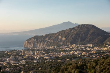 Napoli Körfezi ve Vesuvius romantik günbatımı. Sorrento. İtalya