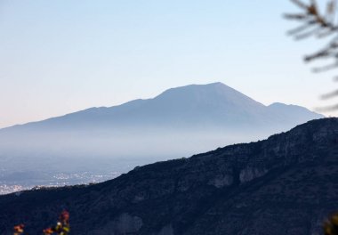 Görkemli Vesuvius sabah sis zarf. Sorrento, İtalya