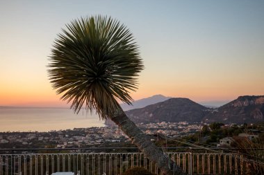 Napoli Körfezi nde romantik günbatımı. Sorrento. İtalya