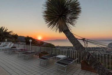 Napoli Körfezi nde romantik günbatımı. Sorrento. İtalya