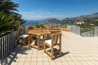 Napoli Körfezi ve Vezüv Körfezi 'ne bakan terastaki sandalye ve masa. Sorrento. İtalya