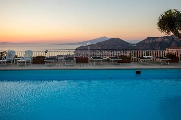 Piscina Costa Amalfi Con Vistas Golfo Nápoles Vesubio Sorrento Italia — Foto de Stock