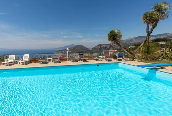 Bazén Pobřeží Amalfi Výhledem Neapolský Záliv Vesuv Sorrento Itálie — Stock fotografie
