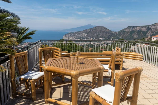 Napoli Körfezi ve Vezüv Körfezi 'ne bakan terastaki sandalye ve masa. Sorrento. İtalya
