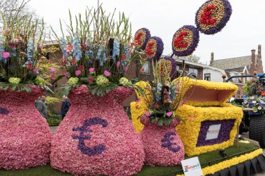 Noordwijkerhout, Hollanda - 21 Nisan 2017: sümbül Bloemencorso geleneksel çiçek geçit töreninde Noordwijk Hollanda'da Haarlem için yapılmış Euro para birimi logosu