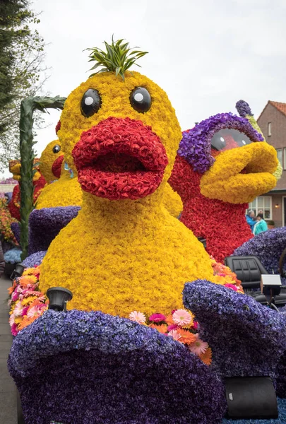 Noordwijkerhout Holandia Kwietnia 2017 Kaczka Wykonane Kolorowych Kwiatów Tradycyjnych Kwiatów — Zdjęcie stockowe
