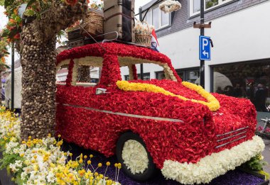 Noordwijkerhout, Hollanda - 21 Nisan 2017: Platform ile Lale ve sümbül sırasında geleneksel çiçek geçit törenini Bloemencorso Noordwijk üzerinden Hollanda'da Haarlem. 
