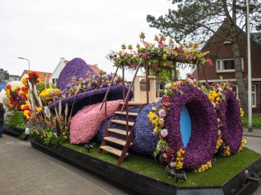Noordwijkerhout, Hollanda - 21 Nisan 2017: Platform ile Lale ve sümbül sırasında geleneksel çiçek geçit törenini Bloemencorso Noordwijk üzerinden Hollanda'da Haarlem. 