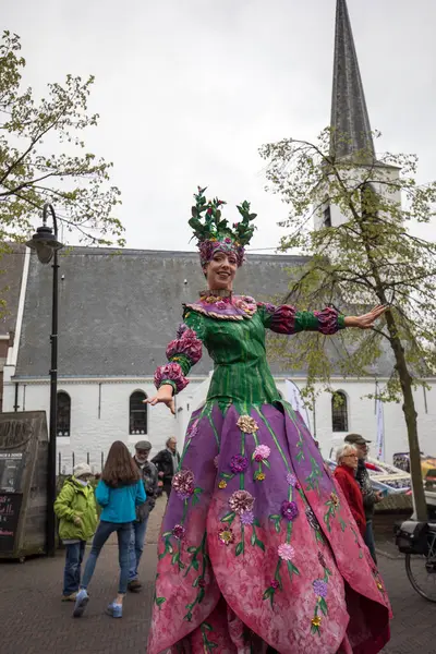 Noordwijkerhout Niederlande April 2017 Frauen Bunten Kleidern Laufen Auf Stelzen — Stockfoto