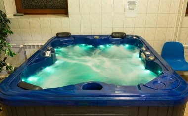 Wisla, Polonya - 23 Ekim 2105: Hidro masaj küvet Wisla içinde Engelli rehabilitasyon Merkezi'nde renk terapisi için. Polonya