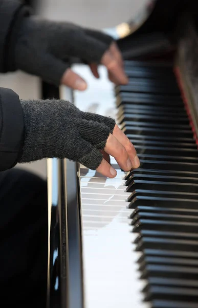 Pianista Suona Pianoforte Fuori Inverno — Foto Stock