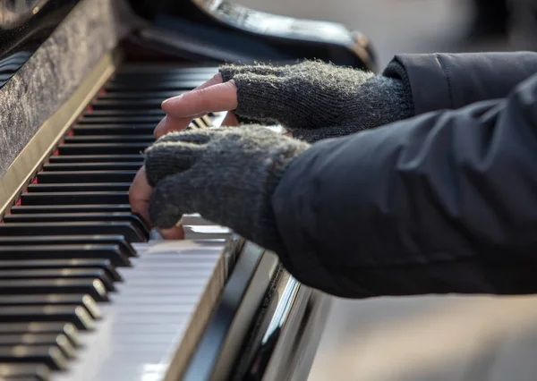 Pianist Speelt Piano Buiten Winter — Stockfoto