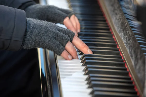 Pianist Plays Piano Winter — Stock Photo, Image