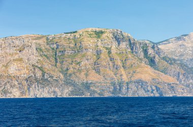Sorrento ve Positano arasındaki Amalfi Sahili manzarası. Campania 'da. İtalya