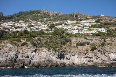 Amalfi 'nin kayalık sahillerinde özel villalar ve daireler. Campania 'da. İtalya
