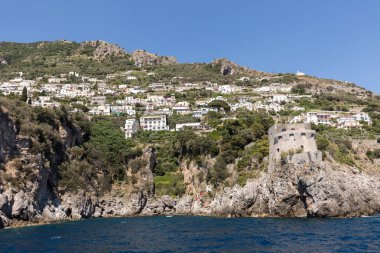 Amalfi 'nin kayalık sahillerinde özel villalar ve daireler. Campania 'da. İtalya