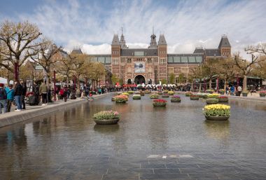 Amsterdam, Hollanda - 22 Nisan 2017: Rijksmuseum Ulusal Müzesi ile ben Amsterdam işaret ve Lale yansıtan Havuzu. Amsterdam, Hollanda