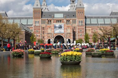 Amsterdam, Hollanda - 22 Nisan 2017: Rijksmuseum Ulusal Müzesi ile ben Amsterdam işaret ve Lale yansıtan Havuzu. Amsterdam, Hollanda